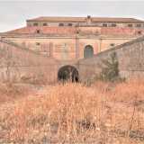 ...per una parte del cammino affiancata dall�ingresso a un tunnel, che costituiva  l�accesso diretto dei carri alle cantine sottostanti